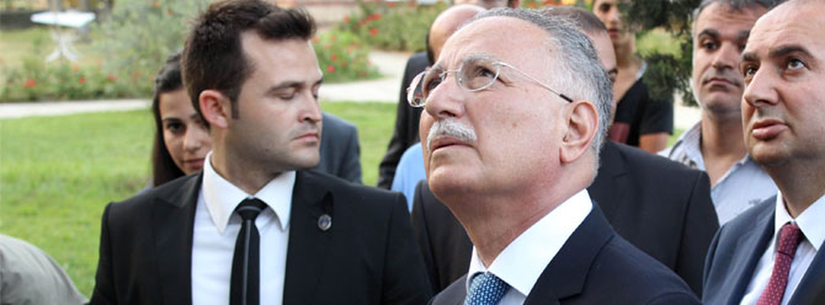 İhsanoğlu\'nun Katılacağı İftar Programında Kavga Çıktı, Bir El Silah Sesi Duyuldu
