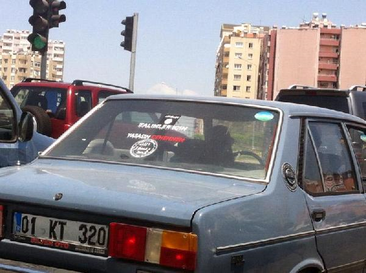 Işid Çıkartmalı Otomobil Trafikte