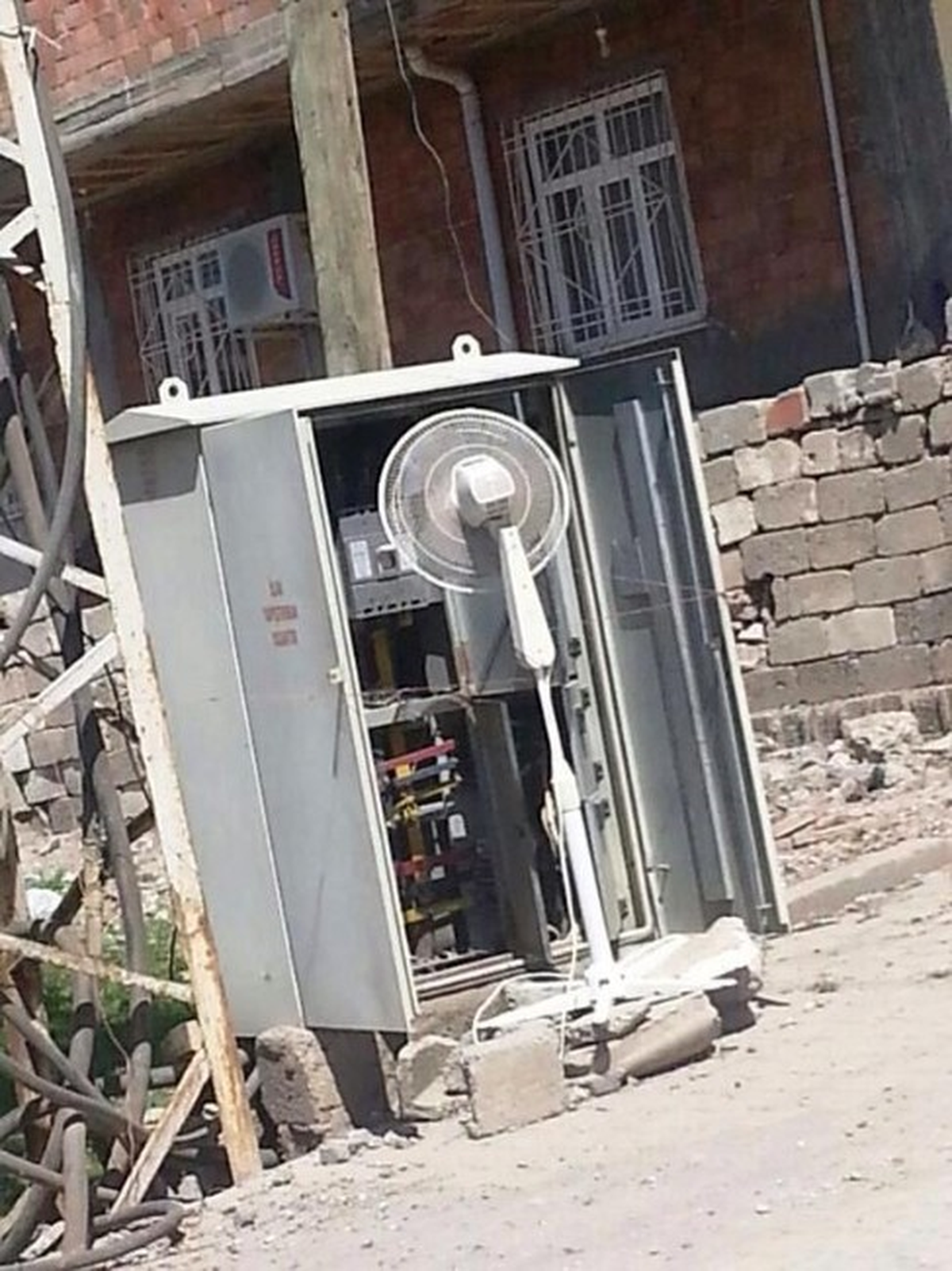 Isınan Elektrik Trafosunu Vantilatörle Soğutuyorlar