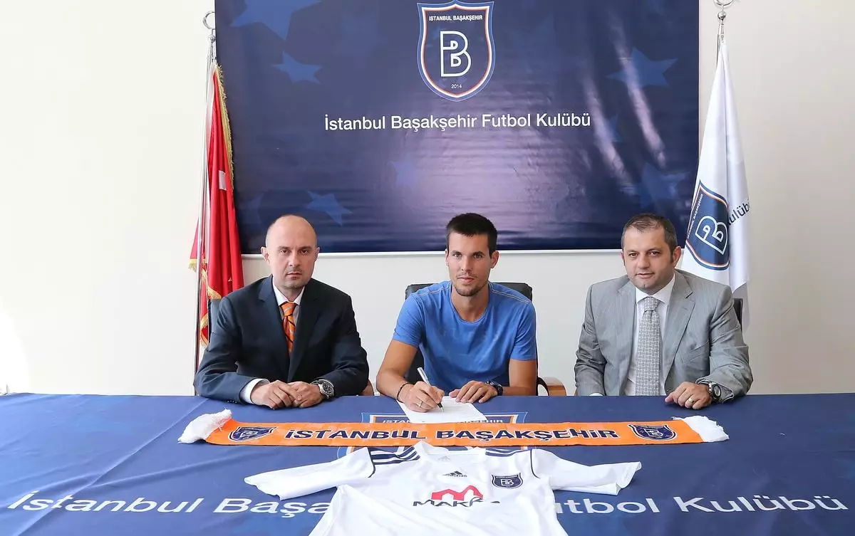 İstanbul Başakşehir Fransız Golcüye İmza Attırdı