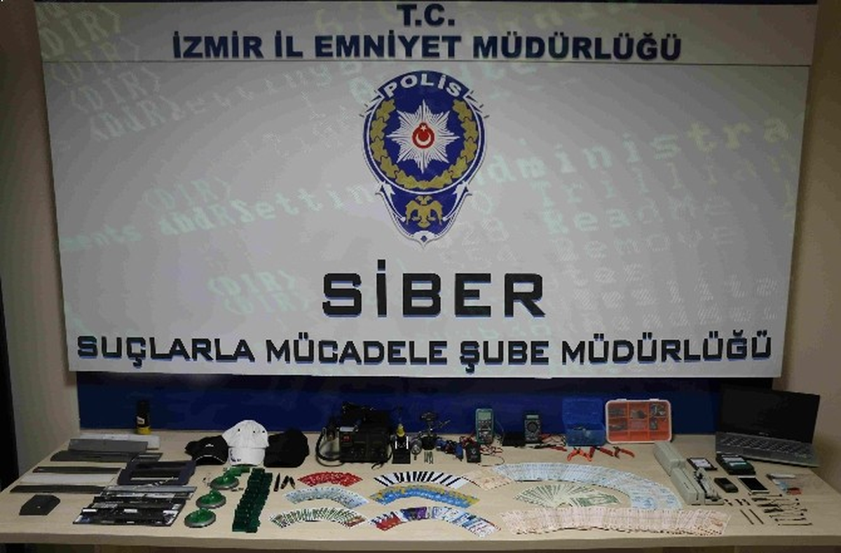 İzmir\'de Kredi Kartı Dolandırıcılarına Suçüstü