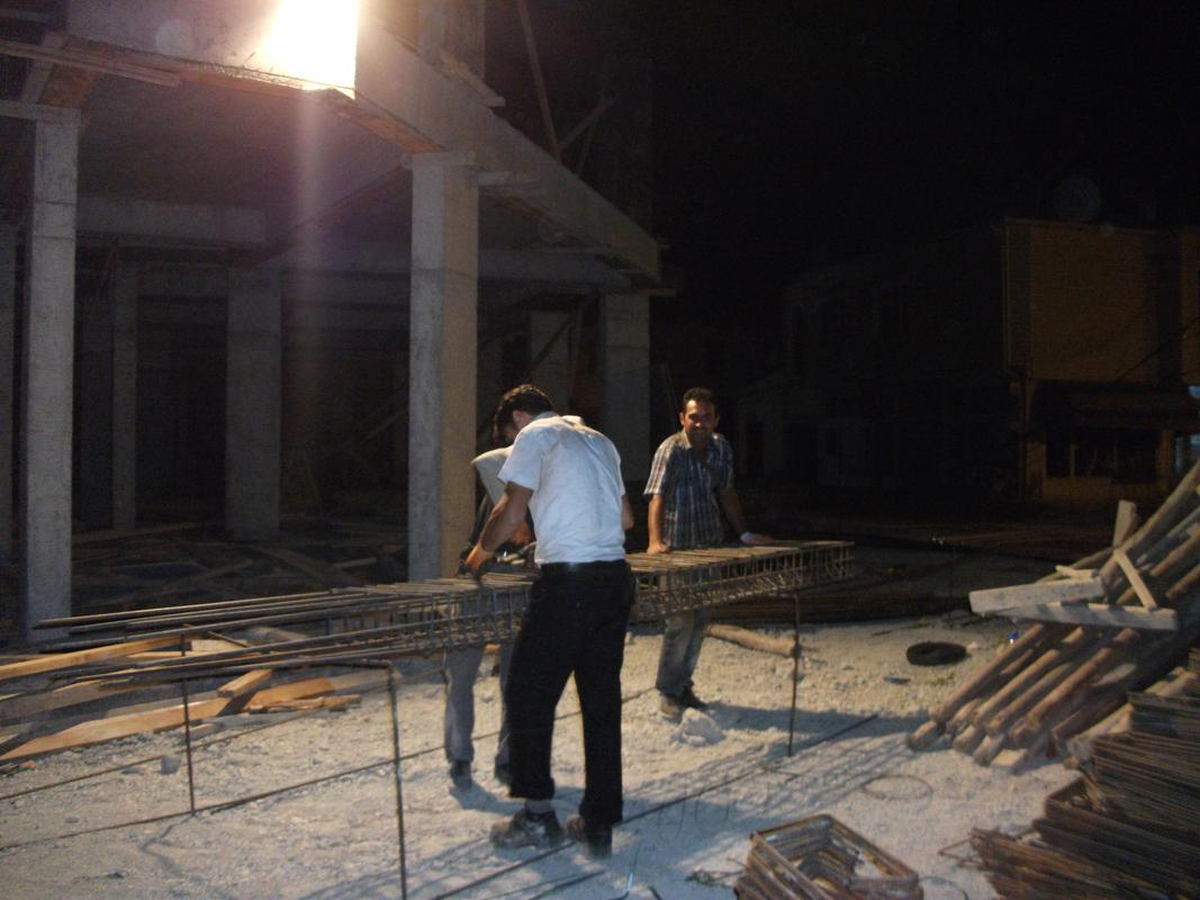 Karapınar\'da İnşaat İşçilerinin Gece Mesaisi