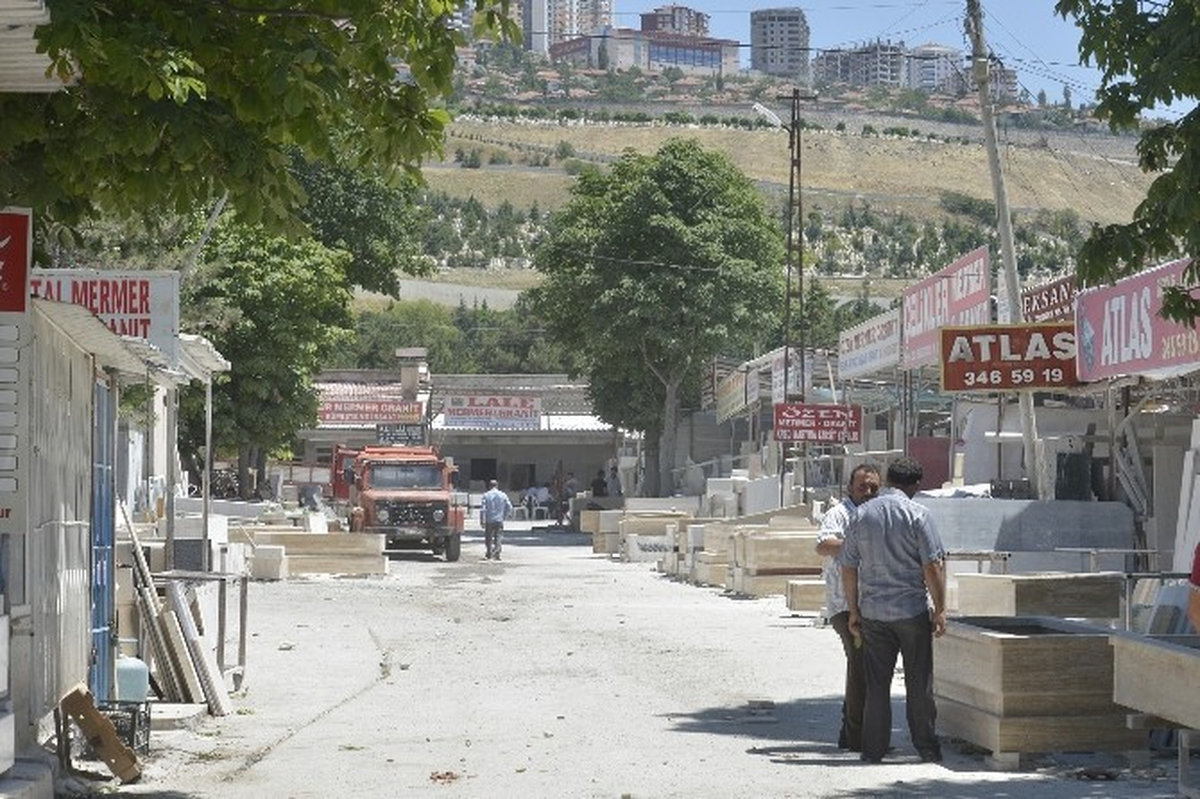 Karşıyaka Mezarlığı\'nda Mermerciler Sorunu
