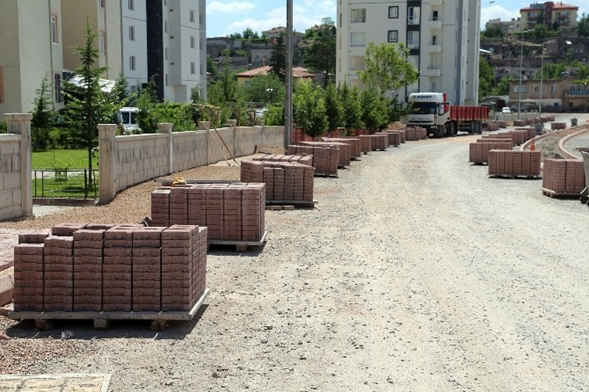 Kiçiköy\'de Kaldırım ve Yol Çalışması
