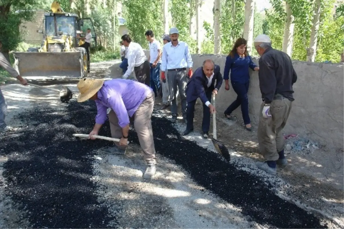 Köy Halkı ve Belediye Ekipleri Beraber Yol Çalışması Yaptı