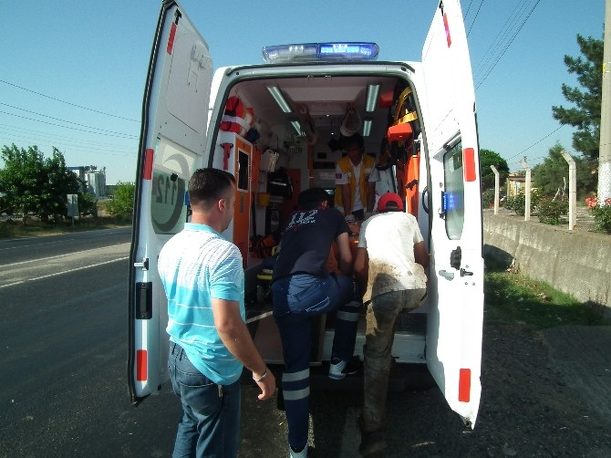 Motosikletli Genç Traktöre Çarparak Takla Attı