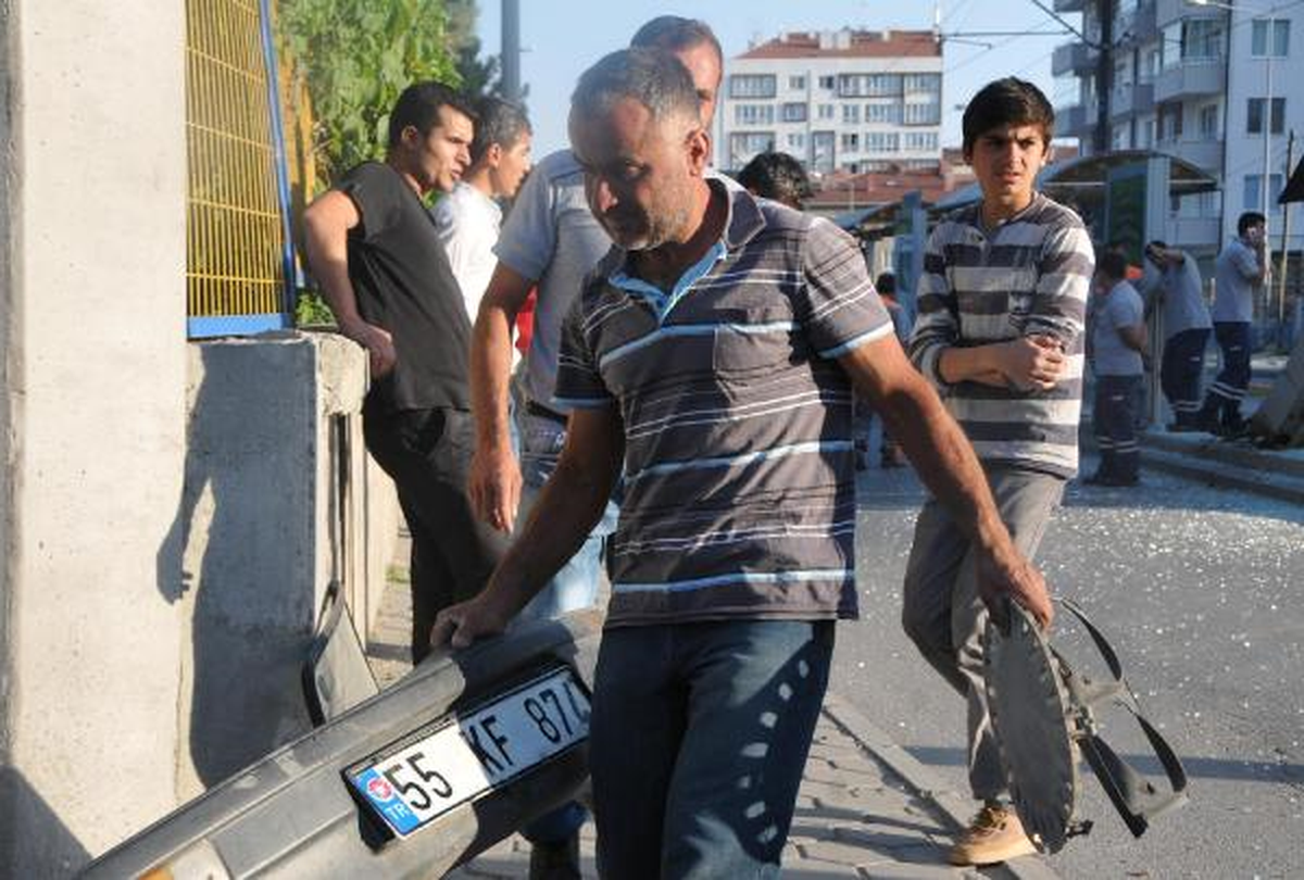 Otomobil Tramvay Durağına Çarpıp Ters Döndü