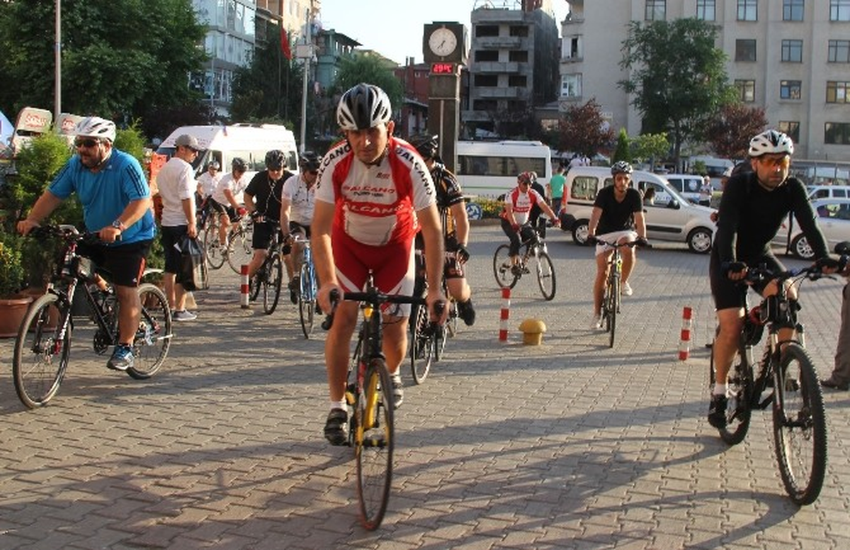Pedallar "Çocuklar Üşümesin" Diye Çevriliyor