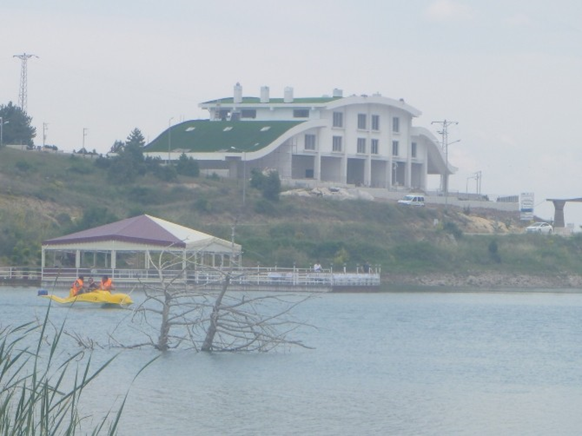 Pelitözü\'ndeki Gölpark Kültür Turizm Merkezi Binası Tamamlanıyor