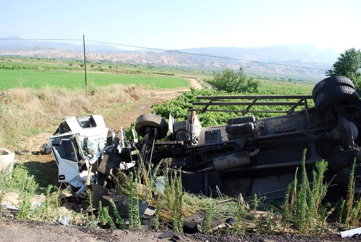 Tır, Tankere Çarptı: 1 Ölü