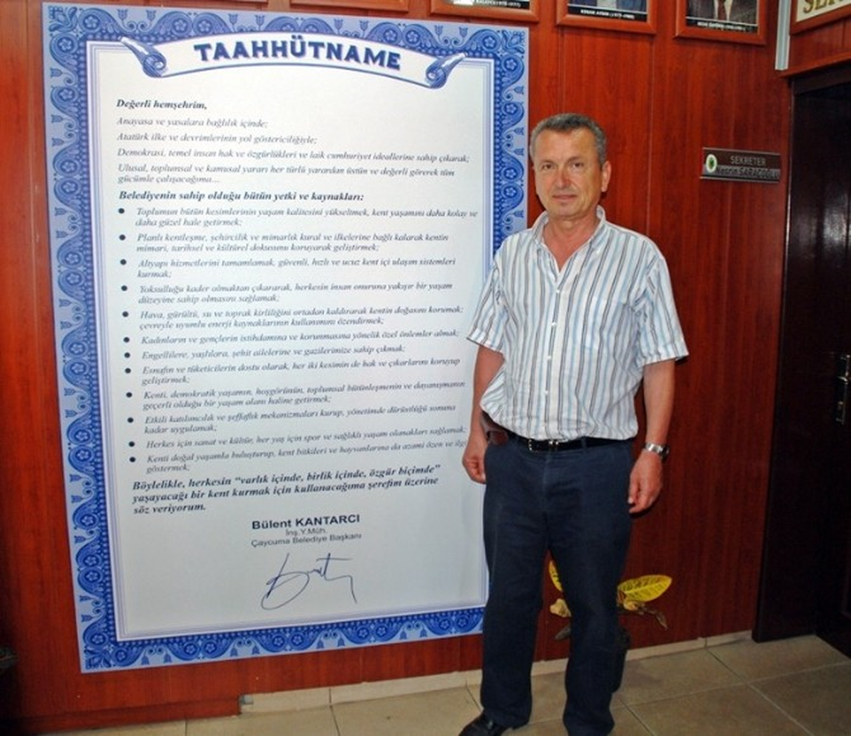 Seçim Taahhütlerini Makam Odasına Astı