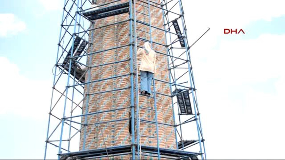Tarihi Çifte Minareli Medreseyi İlmek İlmek İşliyorlar