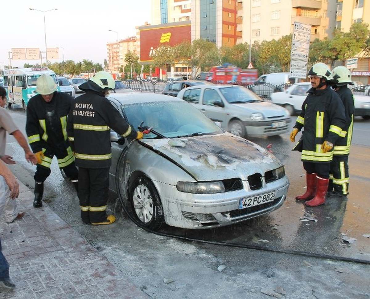 Tatlı Almak İçin Durdu Otomobili Yandı