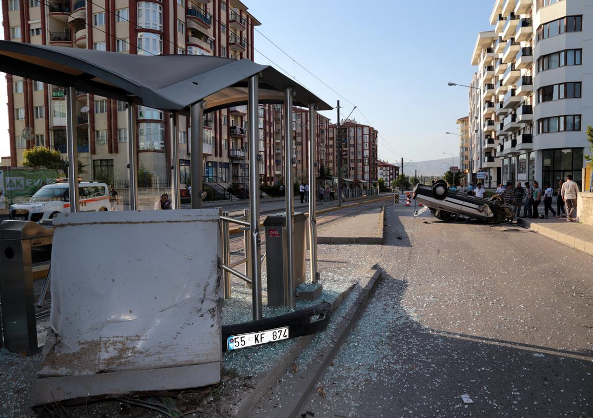 Tramvay Durağına Çarpan Otomobil Devrildi