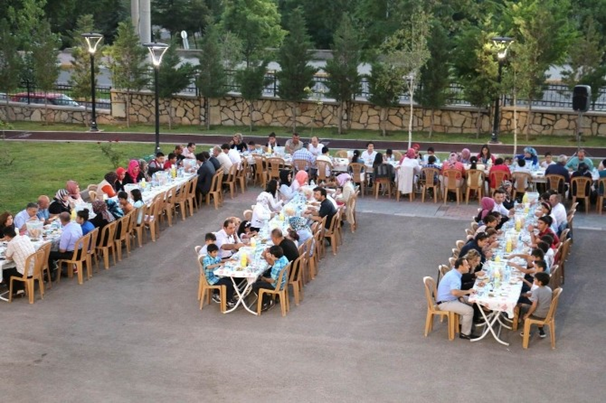 Tüm Türkiye\'de Yetimlere İftar Yemeği