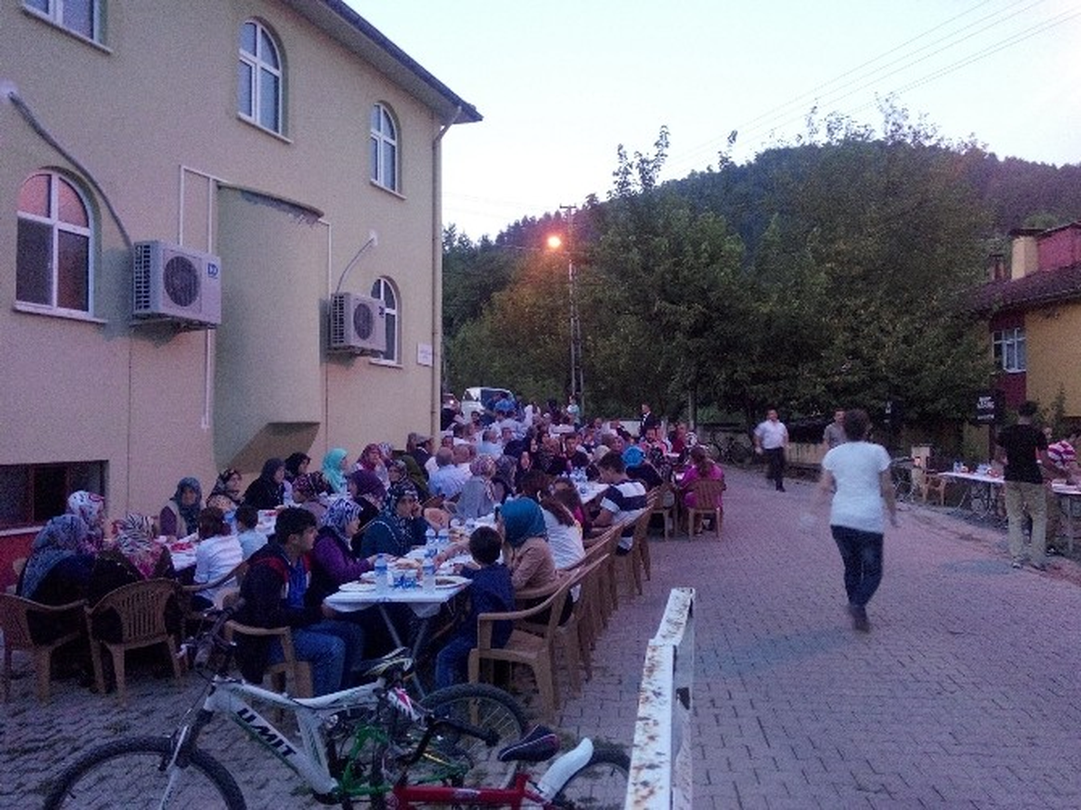 Ulus\'ta Mahalle İftarları Devam Ediyor
