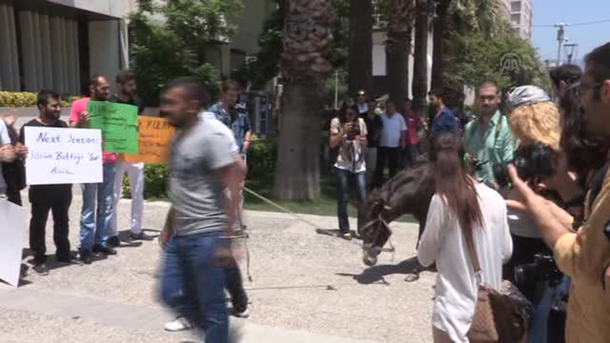 Yeni ulaşım düzenlemesine eşekli protesto -