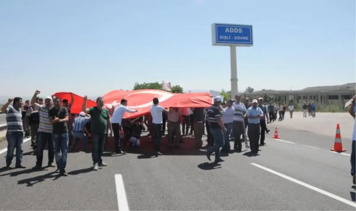 Yol Kapatan Hema Mağduru İşçilerden Tabutlu Eylem