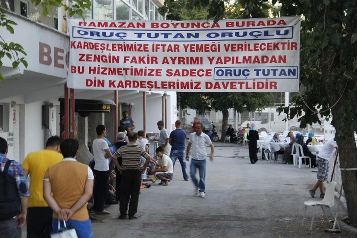 Yoldan Geçenlere İftar Daveti