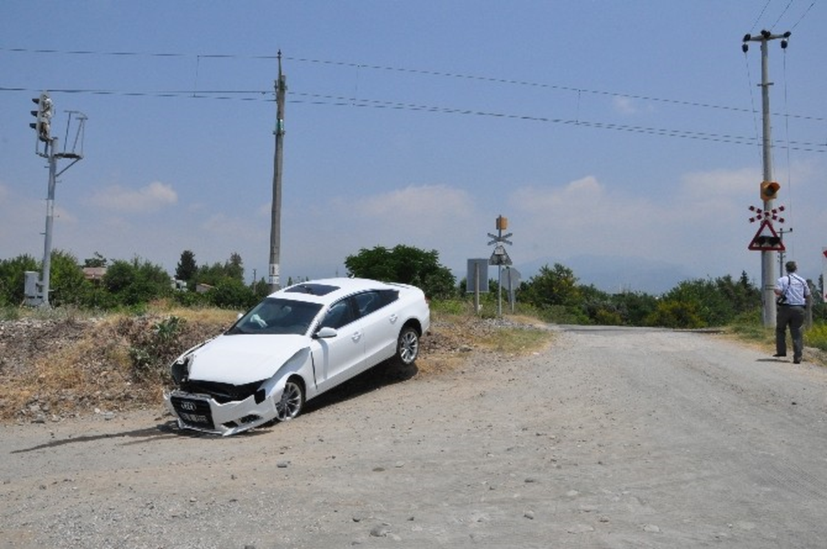 Yük Treni Hemzemin Geçitte Otomobile Çarptı: 1 Yaralı