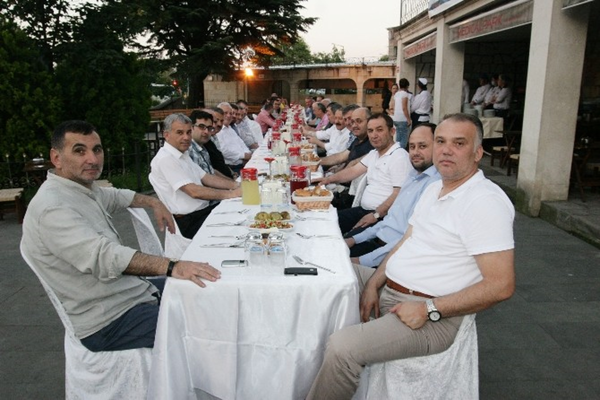 6 Yıldır Cami Avlusunda İftar Veriyor