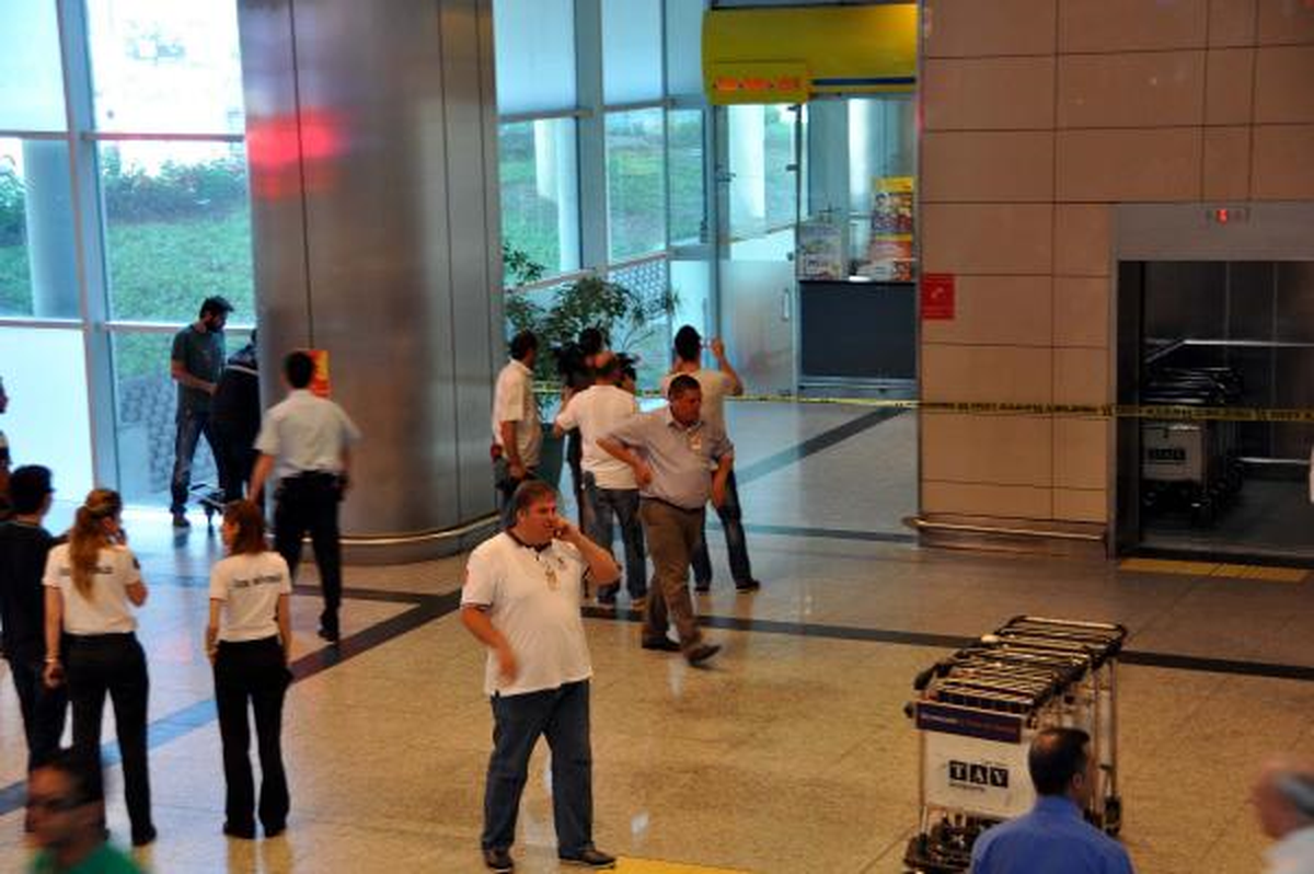 Atatürk Havalimanı PTT Şubesi Güpegündüz Soyuldu