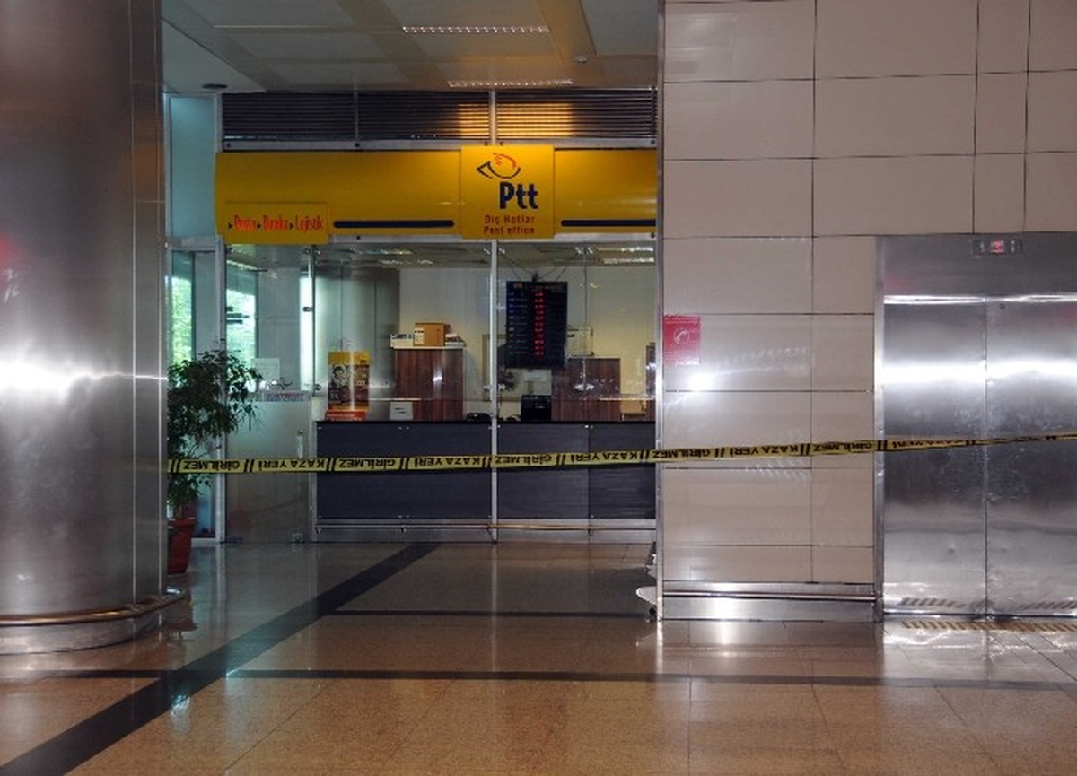 Atatürk Havalimanı PTT Şubesi Güpegündüz Soyuldu