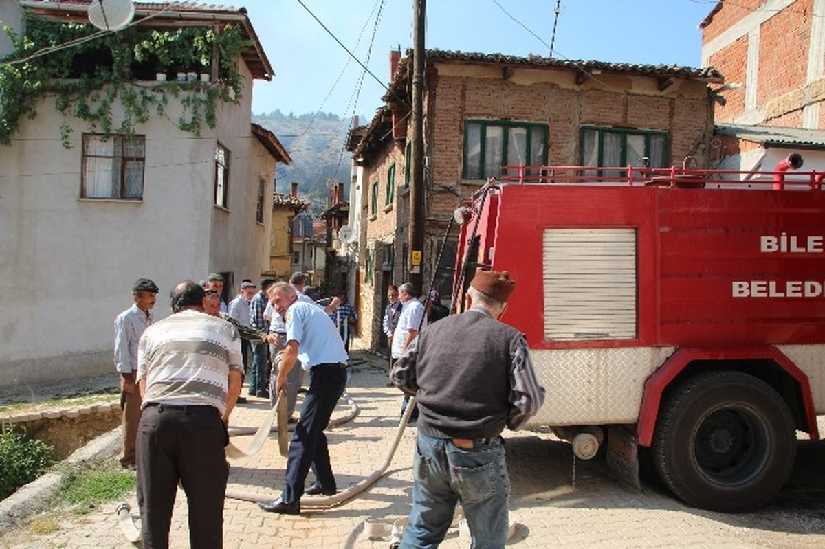 Bilecik\'te Çıkan Yangında Bir Ev Kullanılmaz Hale Geldi