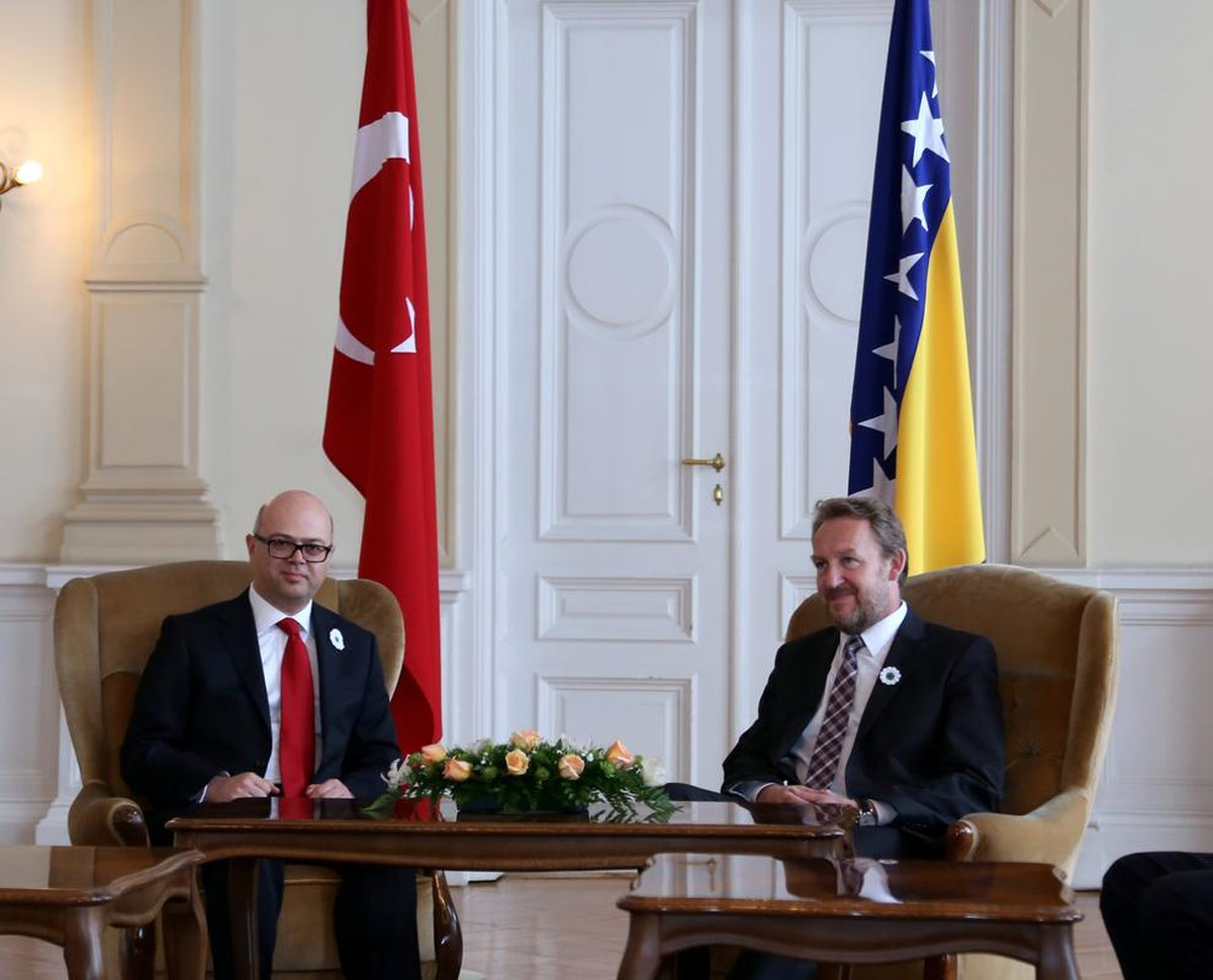 Büyükelçi Erginay, İzzetbegoviç\'e Güven Mektubunu Sundu
