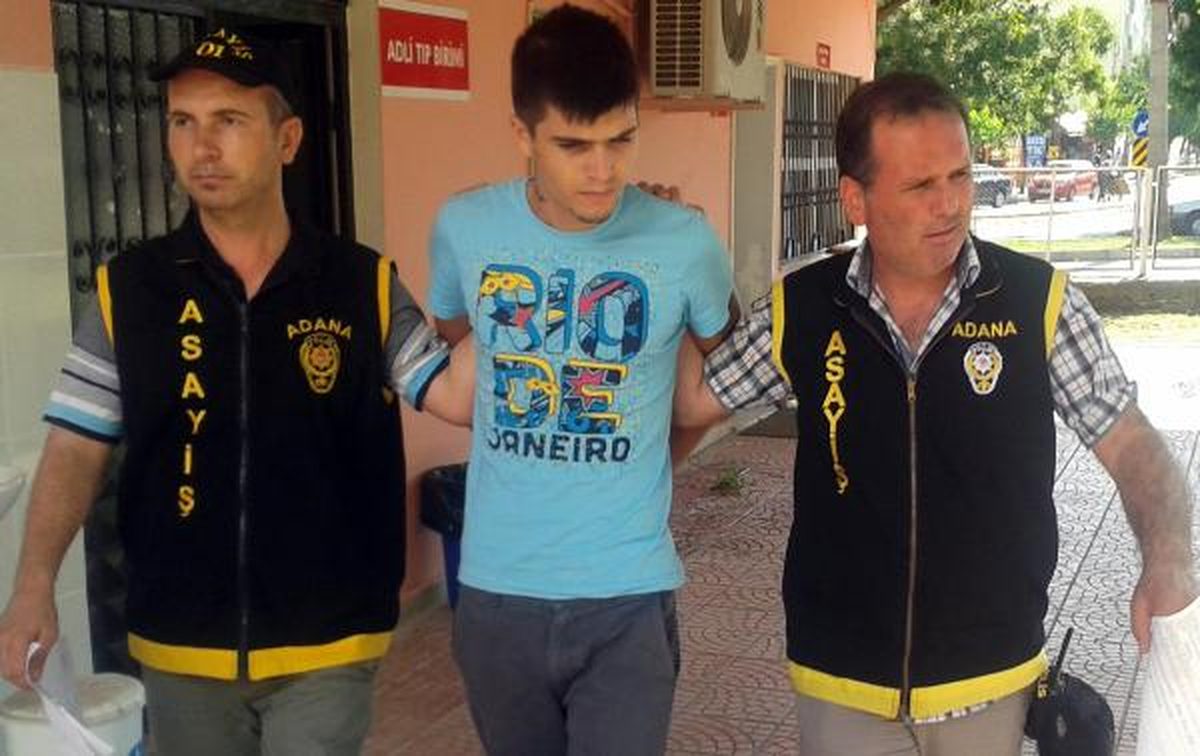 Cam Kırıp 15 Bin Liralık Altın Çalan Şüpheliler Yakalandı