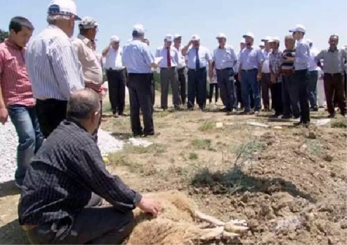 Devlet Heyelan Olan Köyü 16 Yıl Sonra Hatırladı