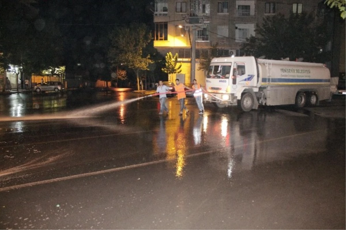 Diyarbakır Sokakları Sabunlu Suyla Yıkanıyor