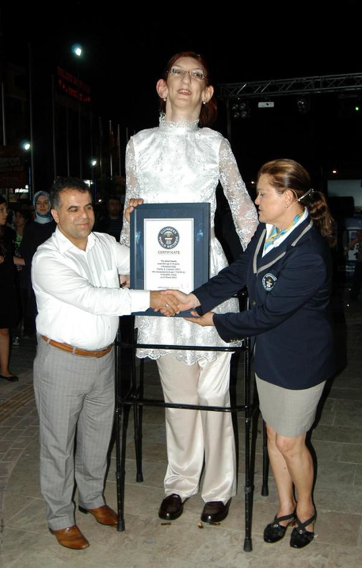 Dünyanın En Uzun Boylu Kızı Sertifikasını Aldı