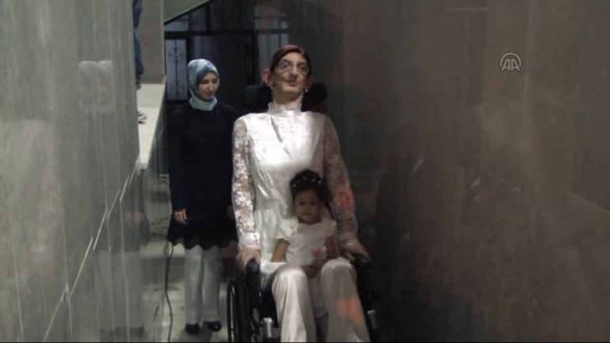 Dünyanın en uzun kızına sertifikası verildi -