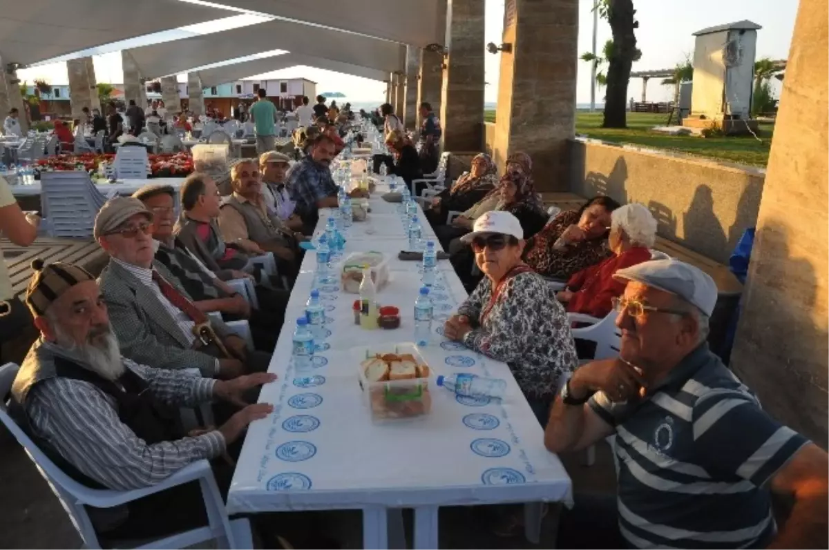 Düzce Valisi Su, İftarını Akçakoca\'da Açtı