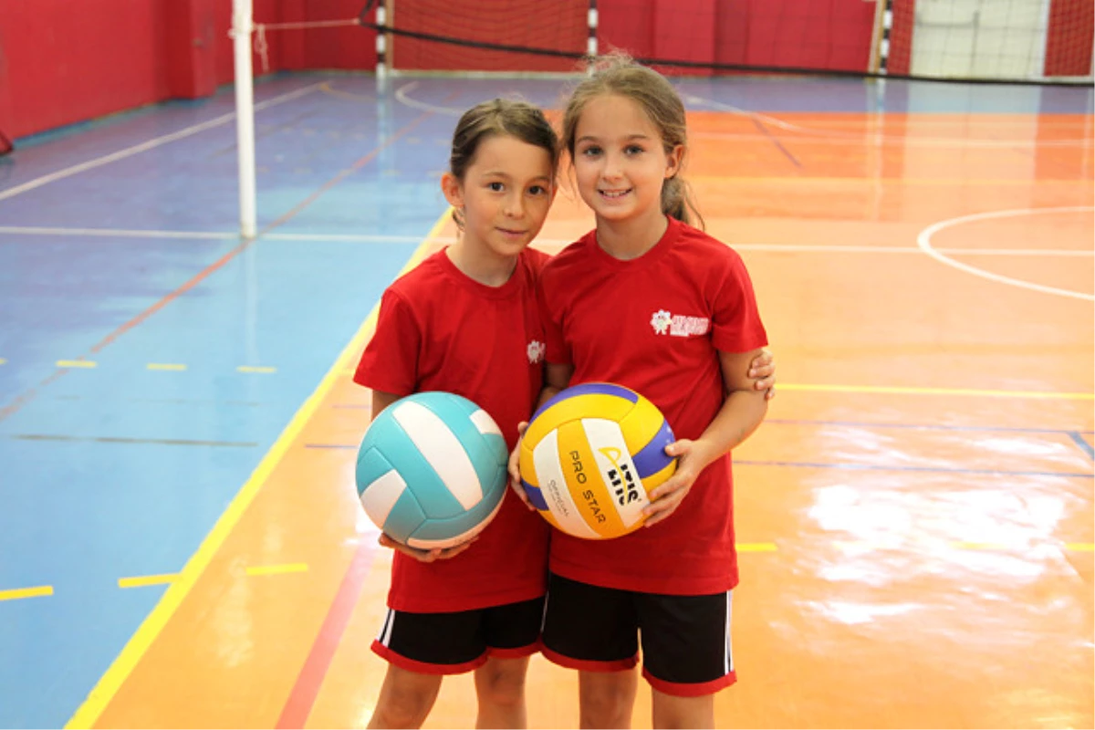 Geleceğin Sporcuları Ataşehir\'de Yaz Spor Okullarında Yetişiyor