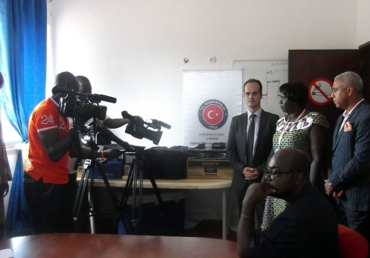 TİKA\'dan Ginebissau Televizyonuna Malzeme Desteği