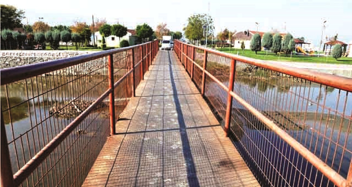 Gölcük\'te İki Parkı Birleştiren Modern Köprü Hizmete Giriyor