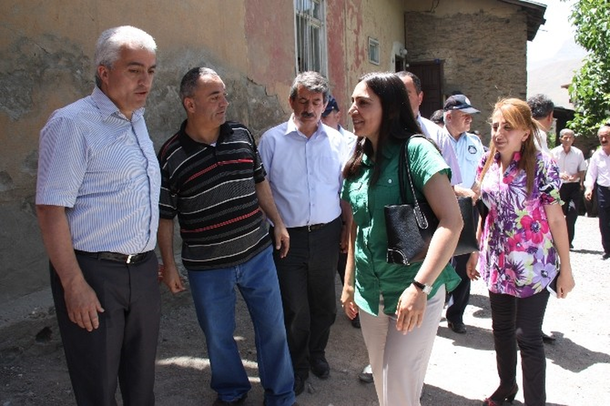 Hakkari\'de Mahalle Yolları Genişletiliyor