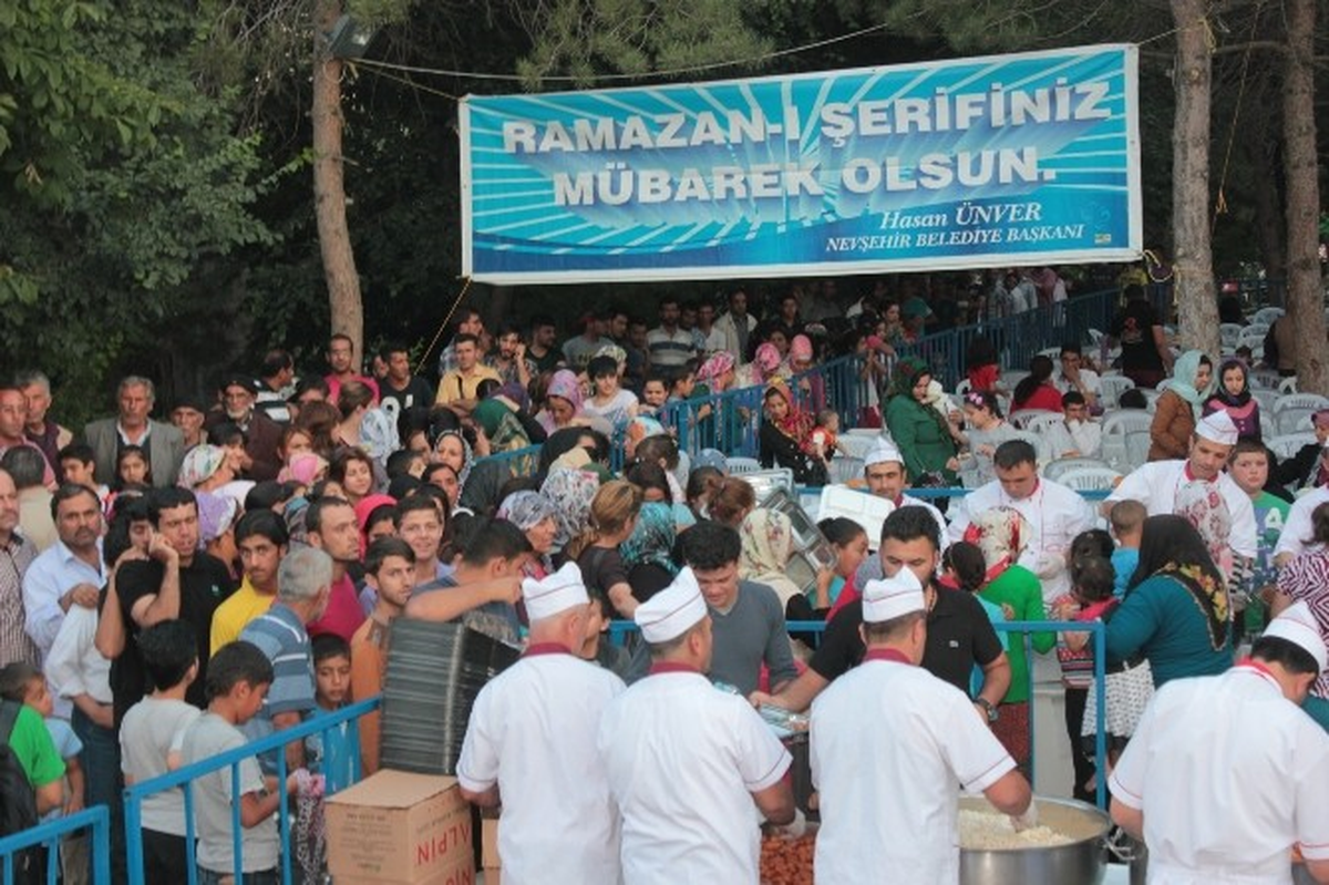 Nevşehir\'de Her Akşam Aynı Sofrada Bin 500 Kişi İftar Yapıyor