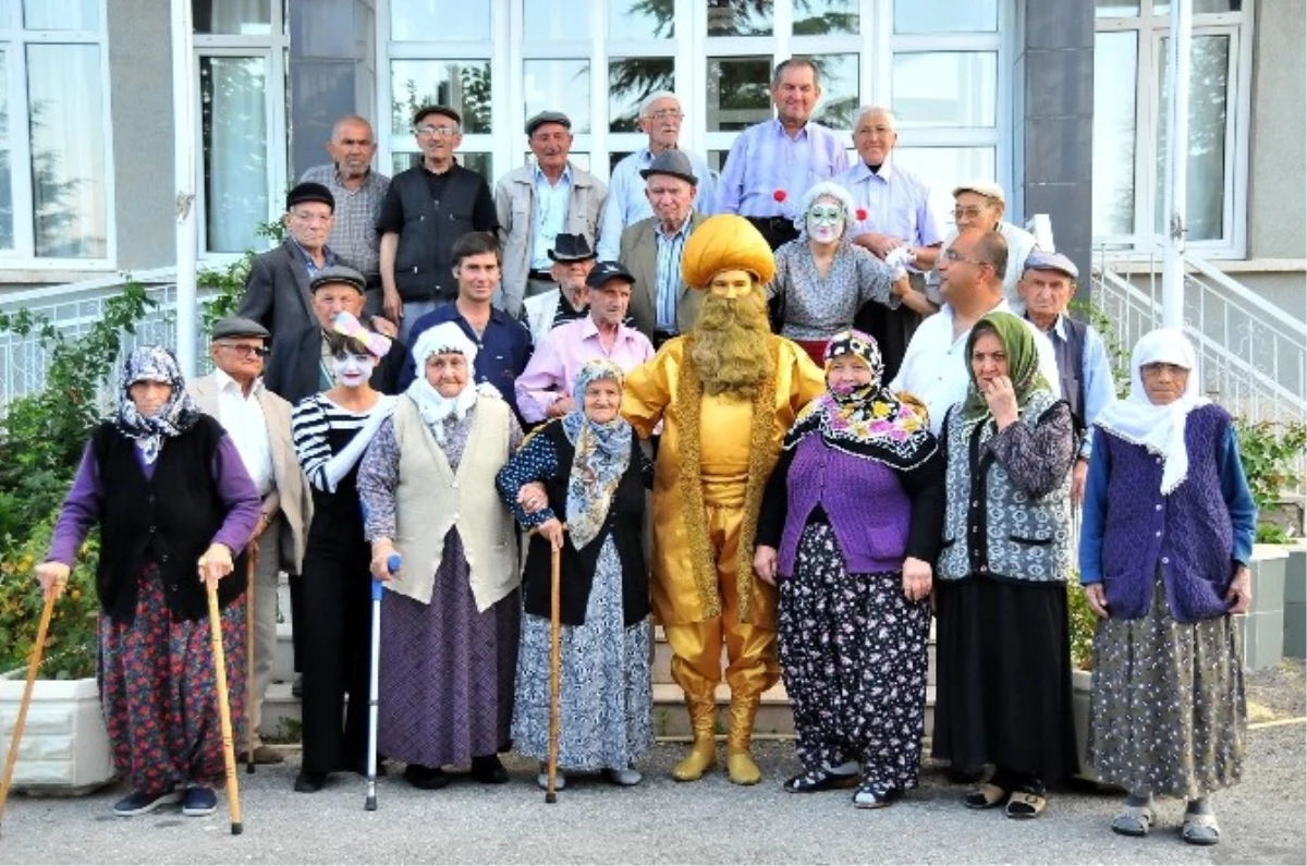 Huzurevi Sakinleri Canlı Heykel ve Pantomim ile Eğlendi