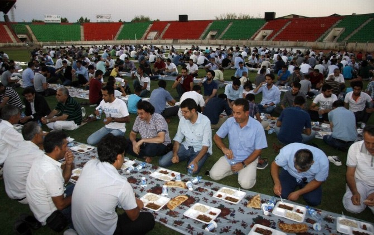 İhh Diyarbakır\'da 2 Bin 500 Kişiye İftar Verdi