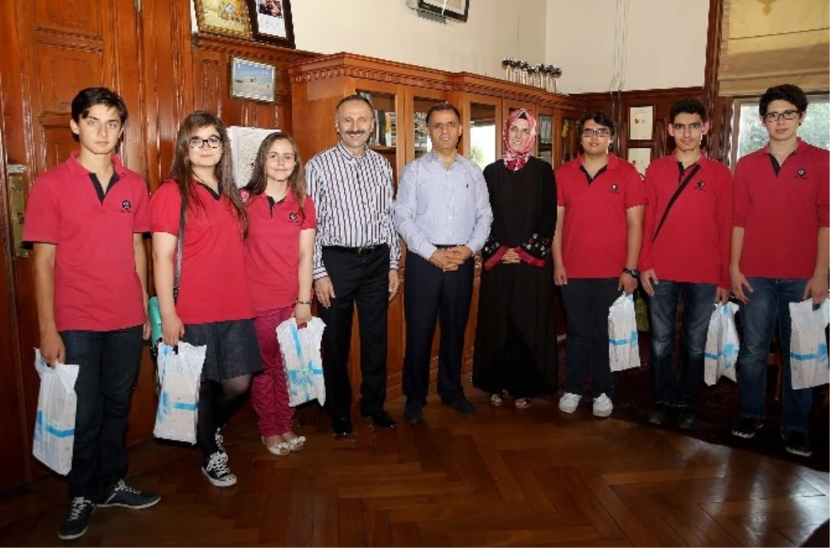 İstanbul İl Milli Eğitim Müdürü Yıldız, İhlas Koleji\'nin Dahi Öğrencileri ile Bir Araya Geldi