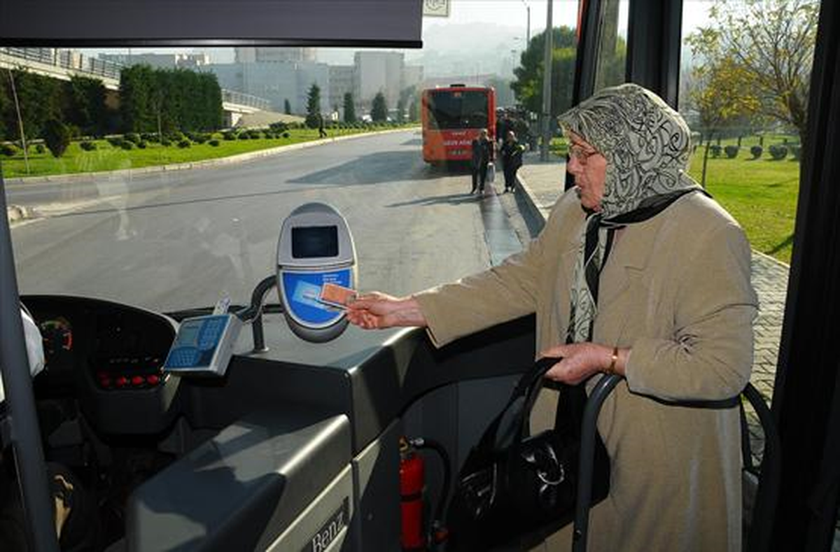 İzmir\'de 60 Yaş Kartı Sahiplerine Para İadesi