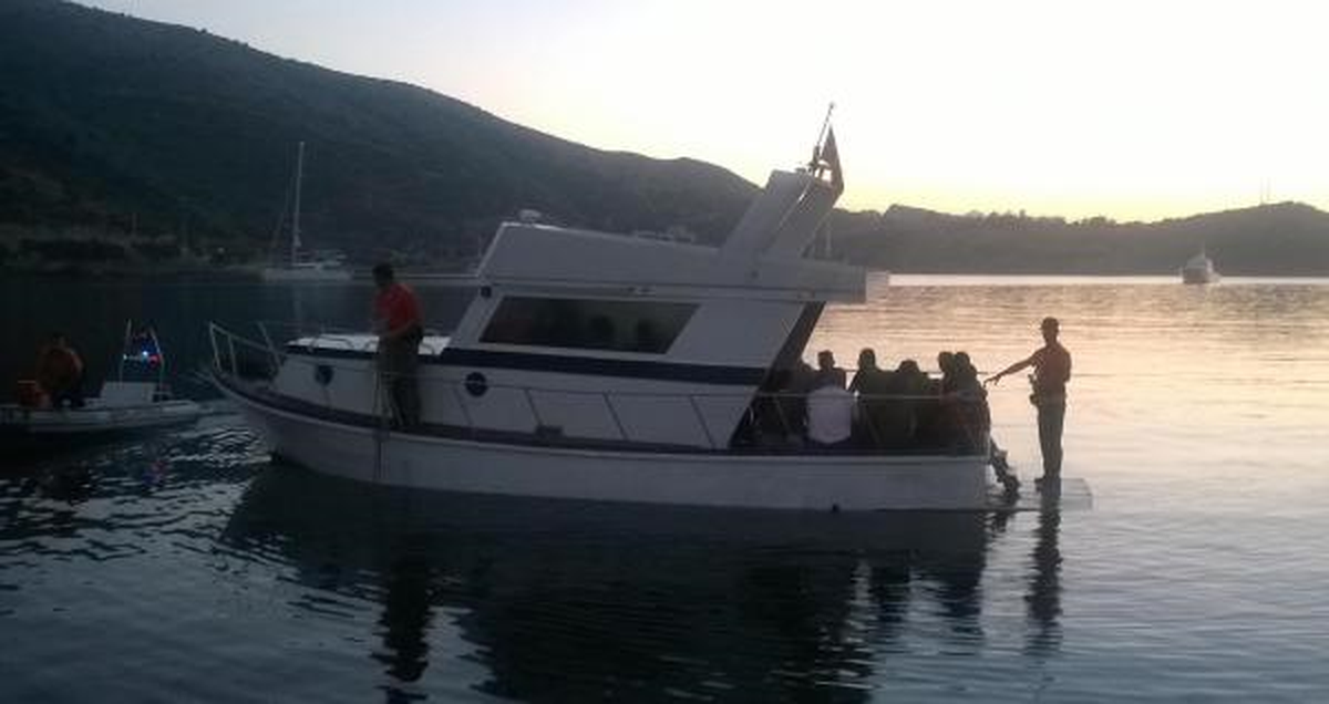 Muğla Datça\'da Kaçak Teknesi Sahil Güvenlikten Kaçamadı