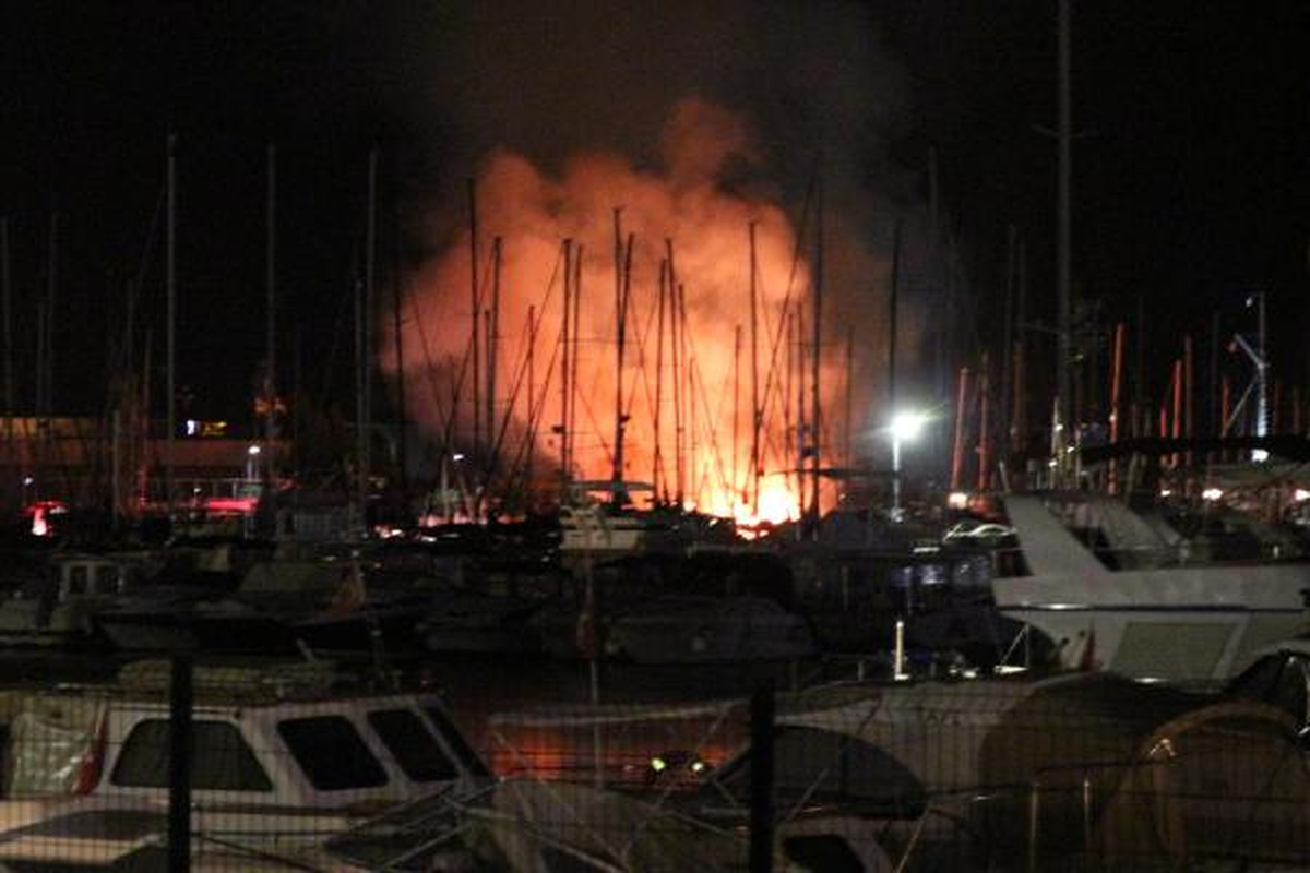 Kadıköy Yat Limanı\'nda Alevli Gece