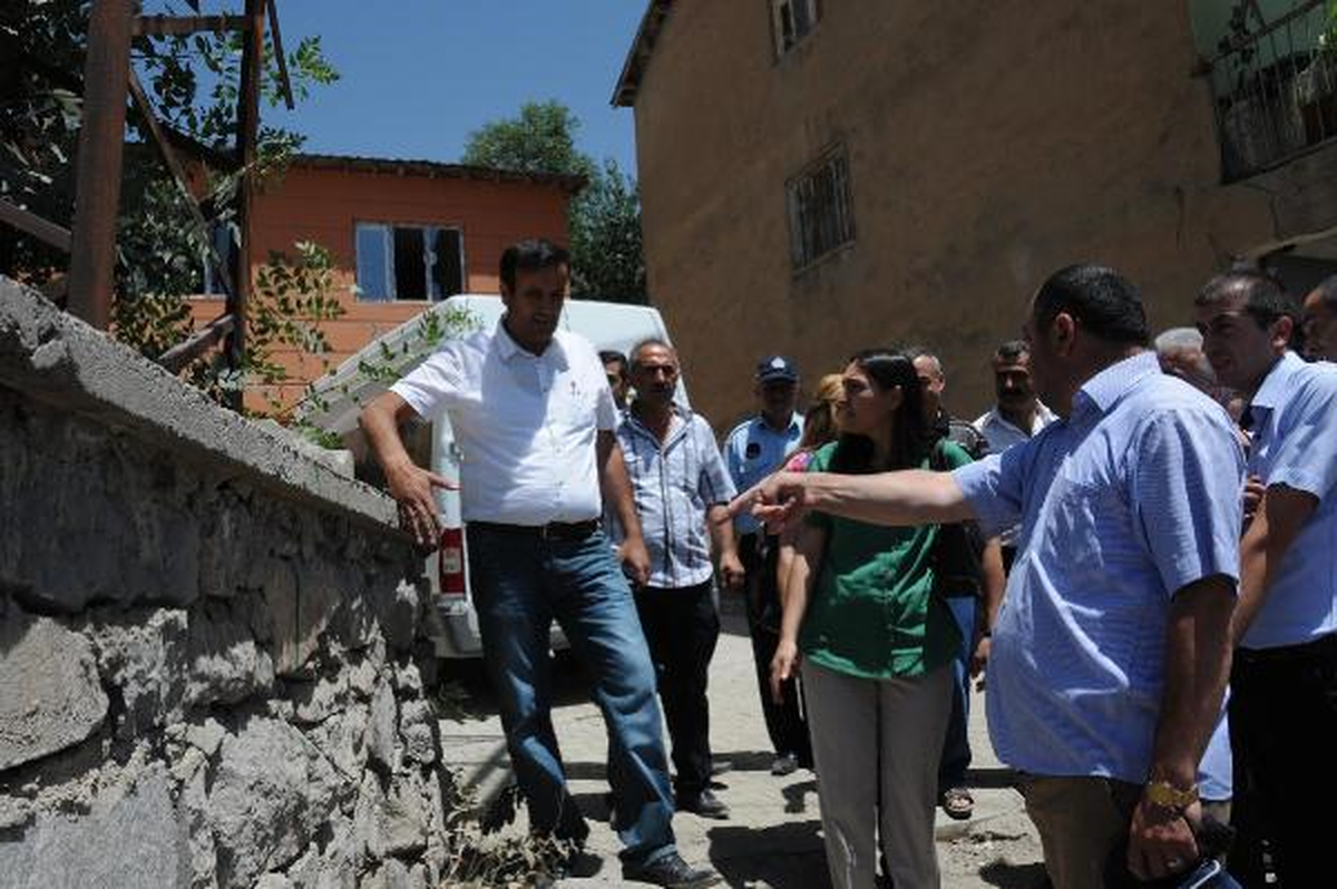 Kadın Başkan, Yol İçin Arsa Sahiplerini İkna Etti