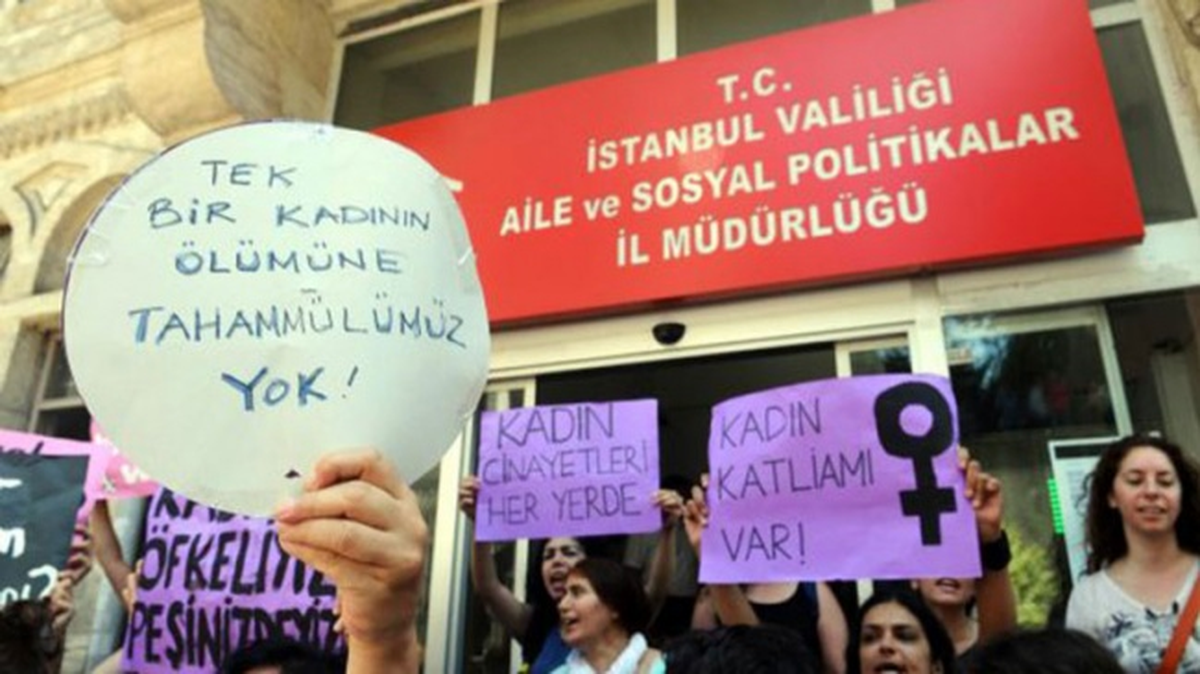 Kadınlar İl Müdürlüğü\'nü Bastı