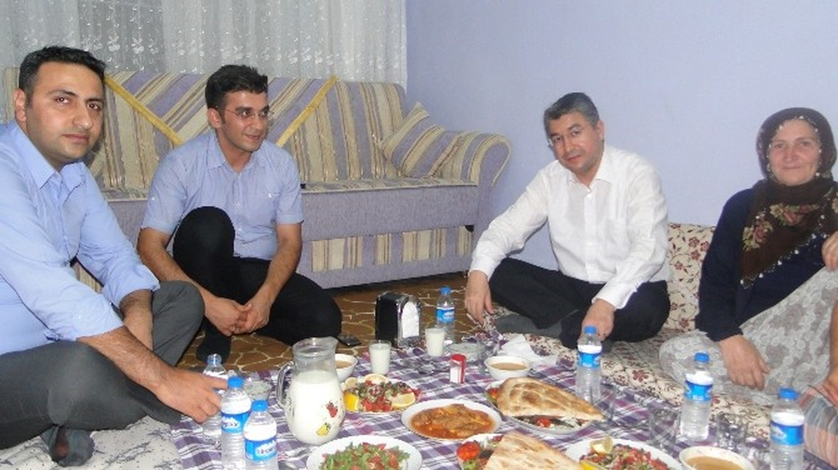 Ergani Kaymakamı Yılmaz Vatandaşın İftar Sofrasına Konuk Oldu