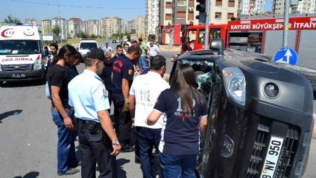 Kayseri\'de Otomobiller Çarpıştı: 2 Yaralı